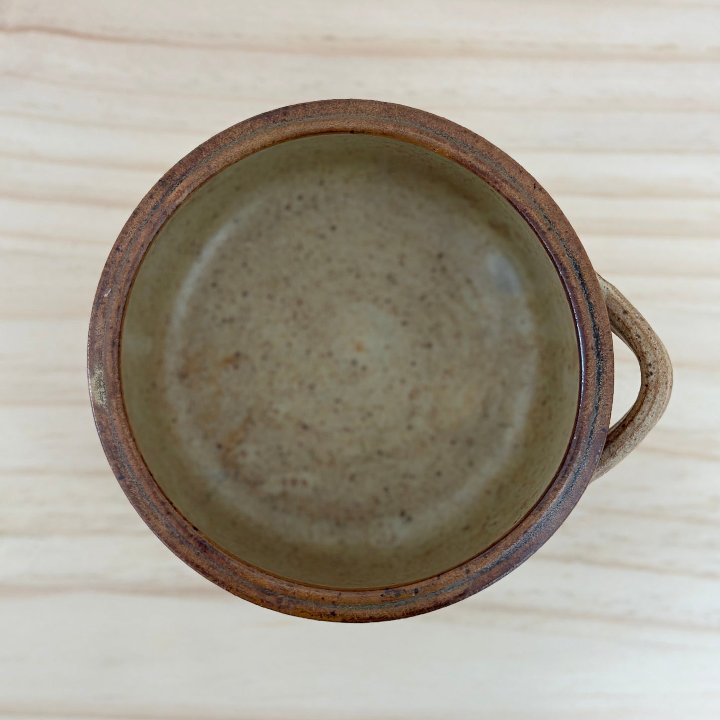Round Dish with Handle